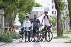 サイクリングツアーガイドの3人