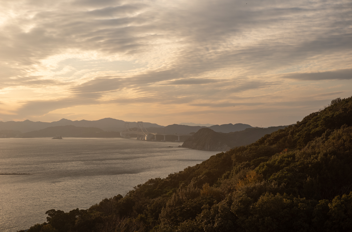 夕暮れの鳴門大橋