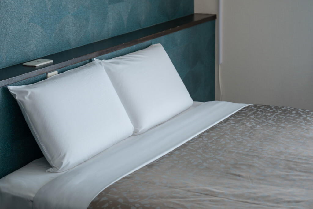 沖縄県名護市にあるホテル客室のベッド＆枕